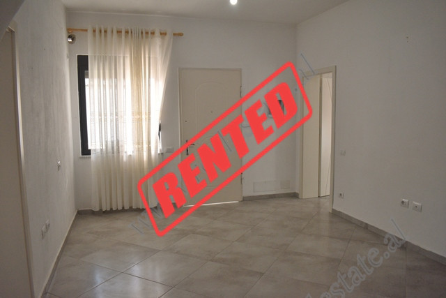 Apartament 3+1 me qira ne Babrru-Qender prane Unazes se Madhe ne Tirane.
Ndodhet ne katin 2 te nje 